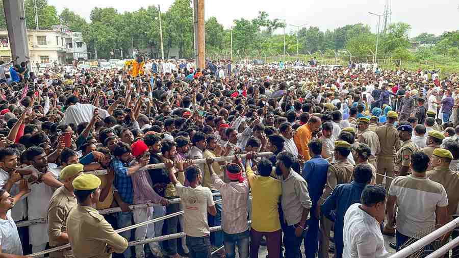 Mulayam Singh Yadav | Sea of crowd in Saifai for Mulayam Singh Yadav's ...