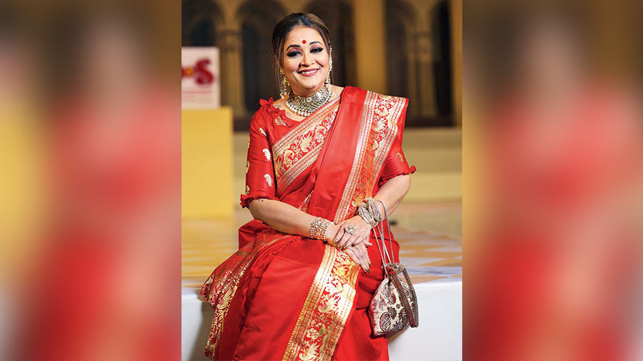 Draped in a stunning red sari, Dr Rupali Basu, a sari connoisseur and cause ambassador, as well as the managing director and CEO of Woodlands Multispeciality Hospital Ltd, said, “The Doctors and Sarees group was formed in 2019 and has close to 40,000 members worldwide. There are various activities taken up by some sub-groups, not limited to saris. There is DNS Trends, DNS Photography, DNS Live and so on. And very importantly DNS Anonymous, which has a philanthropic angle and aids members in distress.”