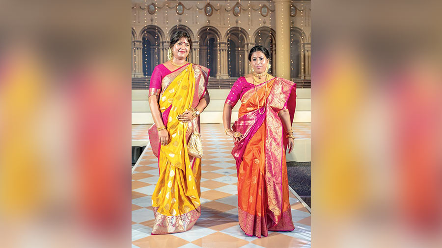 Amidst loud cheer, Dr Sanjukta Sarkar and Dr Nandita Chaudhuri paraded like true fashionistas.