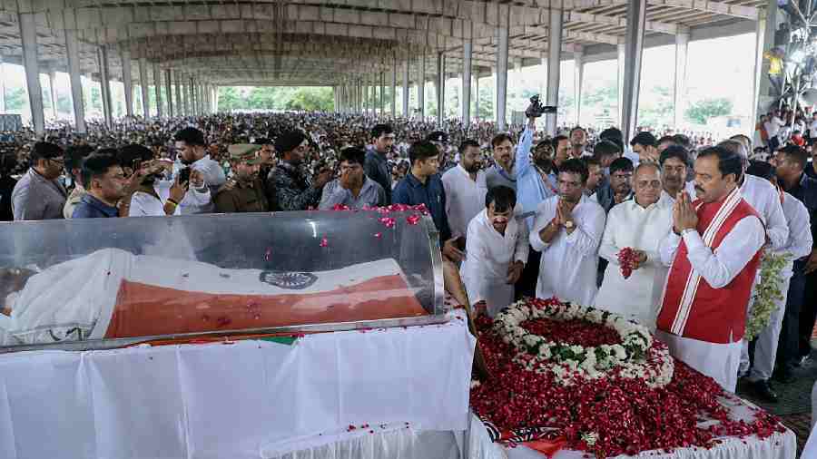 Samajwadi Party Patriarch Mulayam Singh Yadav Cremated In Saifai Trendradars India