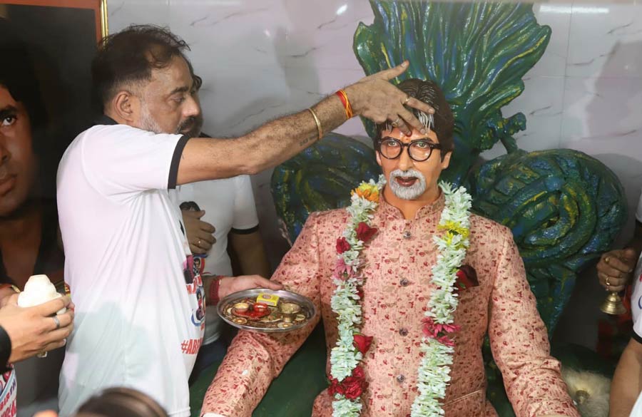 Members of the All Bengal Amitabh Bachchan Fans' Association celebrate Big B’s birthday. The fans offered a puja for Amitabh Bachchan and prayed for his health at a nearby temple-cum-museum