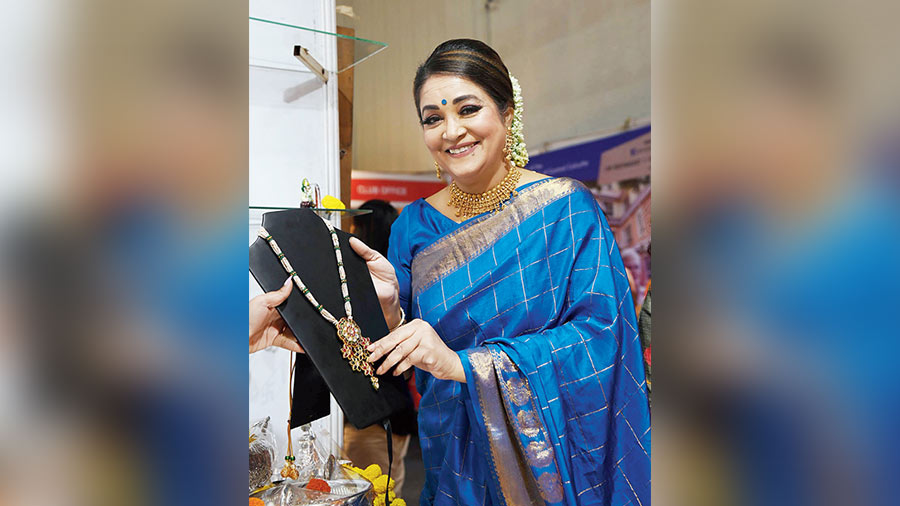 Dr Rupali Basu, the managing director and CEO of Woodlands Multispeciality Hospital, inaugurated the exhibition and the fashionista posed with a beautiful neckpiece from Zanthe.