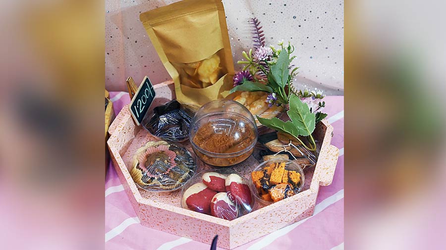 Quarter Plate has some amazing hampers which can be used as gifting options. Their hampers include assorted cookies, chocolates, cakes, biscuits, brownies and other delectable munchies. We highly recommend the Fondue 
