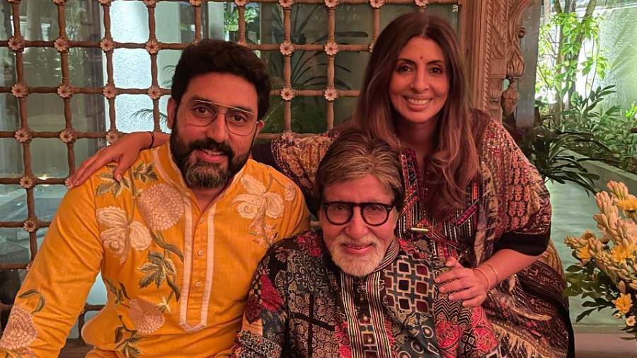(L-R) Abhishek Bachchan, Amitabh Bachchan and Shweta Bachchan strike a pose together 