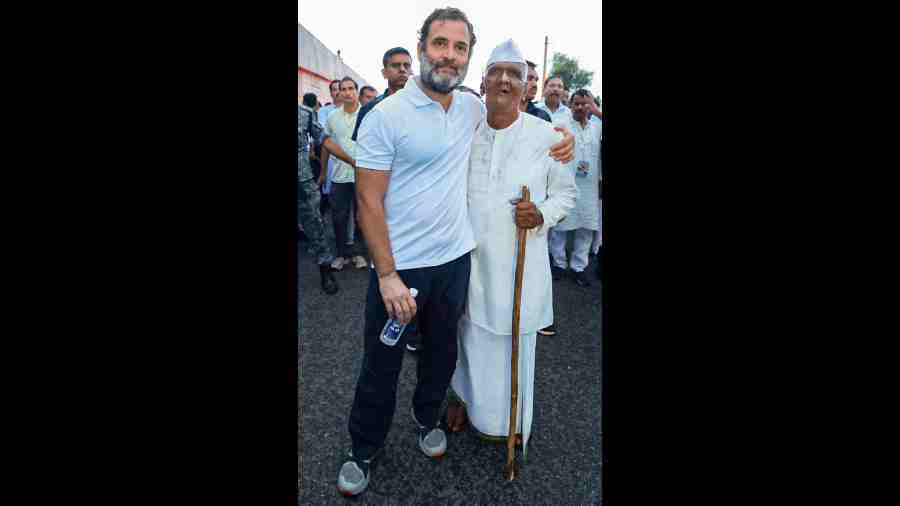 Rahul Gandhi with an elderly supporter 