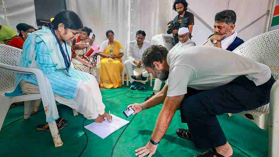 Congress leader meets ASHA, MNREGA, Anganwadi and ANMs workers 
