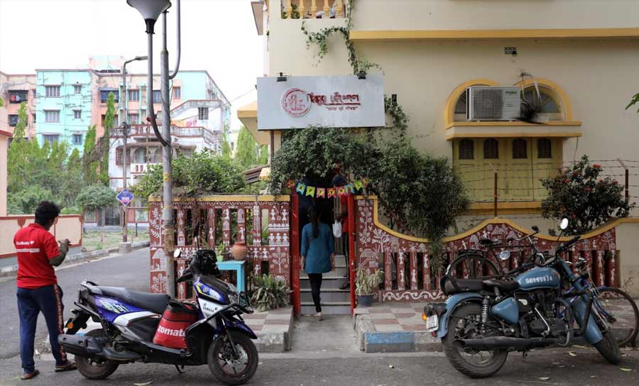 HIMUR HESHEL: On the far end of Patuli Jheel Park is Himur Heshel — often mistaken for a dance studio — serving Bangladeshi delicacies. Himur Heshel began as a home kitchen out of Bangladeshi chef-owner Sutapa Barua’s Sonarpur home. The Shash e Gondhoraj Chingri, prawn infused with flavours of gondhoraj lebu and coconut, is a must-have. Another sought-after pick is their Chittagong-style Mutton Kala Bhuna, which is made using 17 different spices!