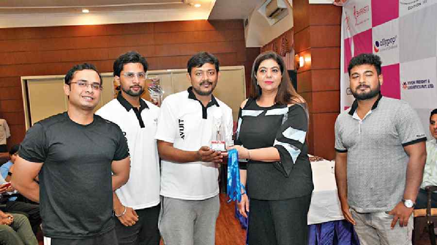 Silver Plate runners-up MJunction Team 2 receive the award from Harjyoti Bindra