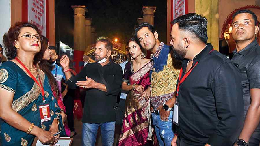 Judges of the The Telegraph True Spirit Puja 2022 inclucing Mohua Banerjee (extreme left) and star judges Nusrat and Yash in rapt attention as the organiser briefs them about the theme of Ajeya Sanghati Haridevpur.