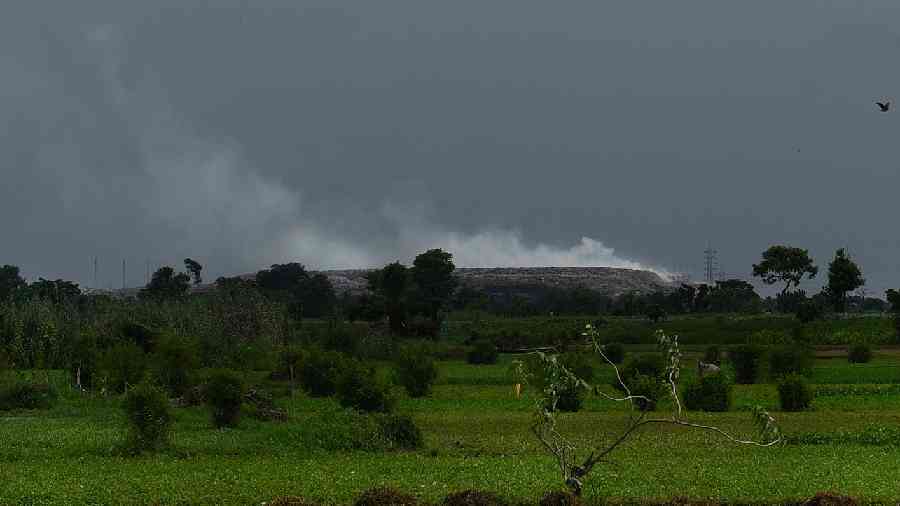 Smoke emitting from the Dhapa dumping ground, off the Bypass, on Wednesday afternoon. 