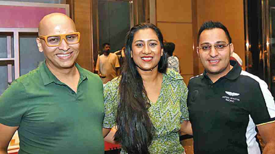 (L-R) Prince Sipani, Pratibha Sipani and Vishal Osatwal were grooving to the beats. “Lucky Ali has always been one of our favourite singers, seeing him perform live is a dream come true,” said a visibly elated Pratibha. 