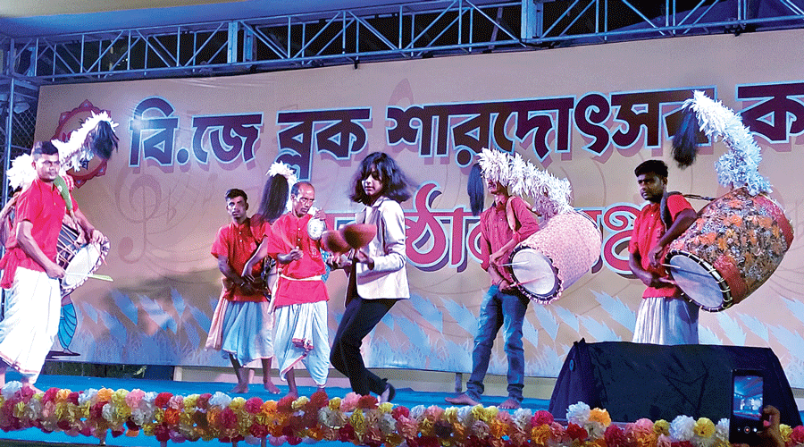 BJ Block hosted a no-fire dhunuchi dance contest on Navami night that saw residents dance on stage with empty dhunuchis. A total of 21 participants of varying ages took part. “The contest made a comeback after a two-year gap due to Covid. We used empty dhunuchis to avoid accidents,” said Tapan Kumar Ghosh, who adjudged the contest with neighbour Kunal Chakraborty. Bhargabi Patra was the winner, followed by Soumyata Kundu in second place and Nandini Chowdhury and Nibedita Ghosh as joint second runners-up.