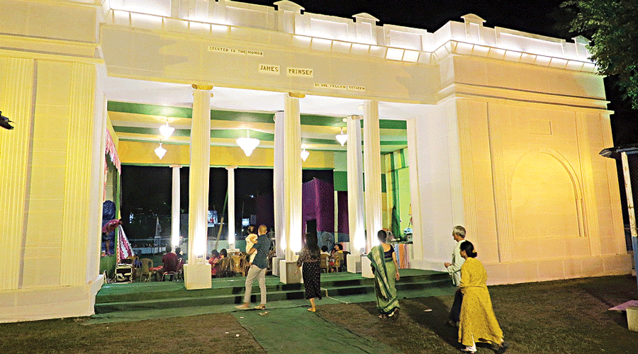 JC Block built a pandal modelled on Prinsep Ghat. This was the first time that the block had gone for a pandal beyond the simple traditional structure.