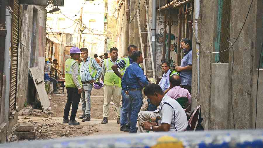 KMRC engineers inspect buildings at Durga Pituri Lane in Bowbazar after the subsidence in May resulted in cracks on at least nine buildings 