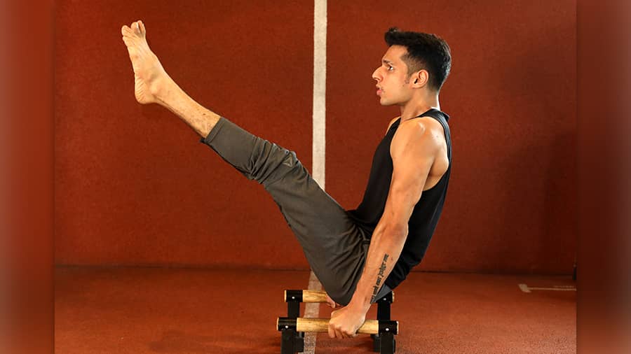 Aman performs the L-sit Hold on dumbbells.  Movements recommended by Aman to be done every day: Squat, Lunge, Push, Pull, Bend, Twist, Gait