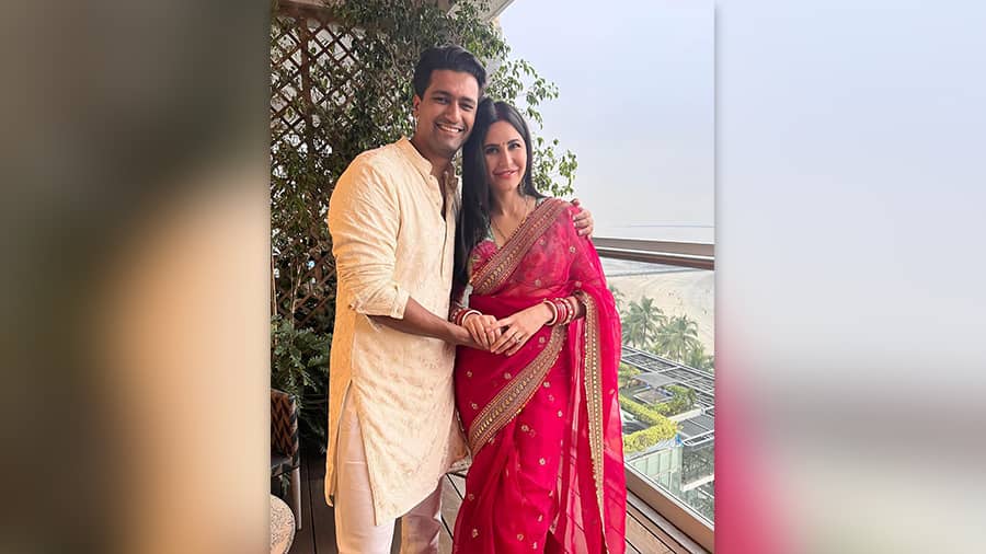 Vicky wore an off white kurta and posed with his wife before the puja started. 