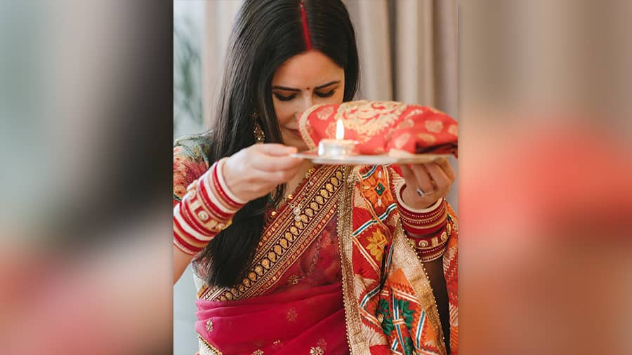 Katrina was decked up in traditional attire. She wore a deep red sari with a golden border as she performed the rituals.