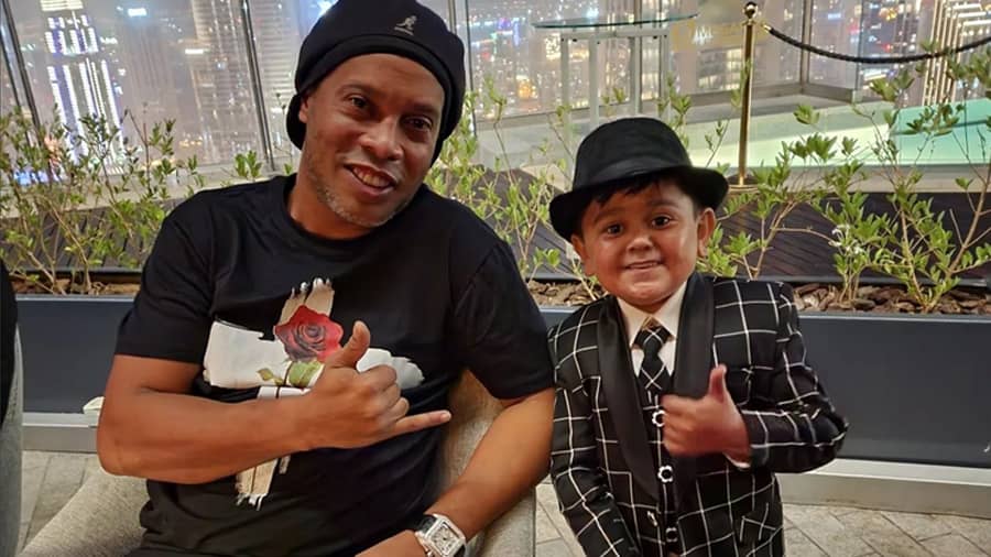 He also met retired Brazilian footballer Ronaldinho in Dubai and struck a pose with him. 