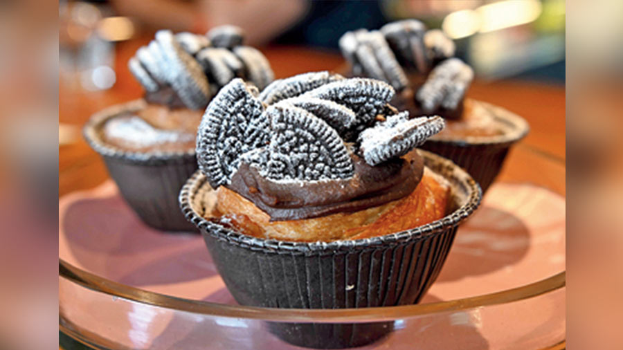 Oreo Cruffin: A close brother of the cronut is this cruffin that’s a cross between a muffin and a croissant. It is stuffed with chocolate ganache and topped with Oreo biscuits.