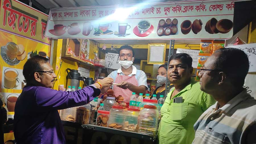 Aroop Biswas and Arup Chakraborty enjoy their favourite tea