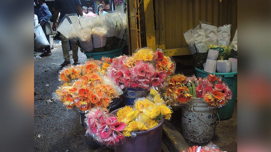 Indian Young Woman Man Is Selling Merchandise At The Flower Market In  Kolkata, West Bengal, India. The Mullik Ghat, Or Mallik Ghat, Is Near The  Southeast End Of Howrah Bridge. The Flower