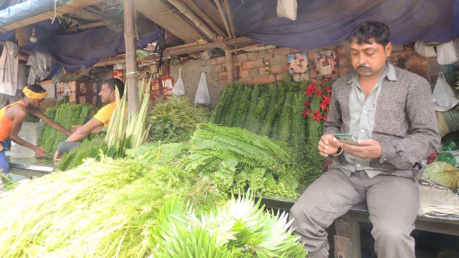 Indian Young Woman Man Is Selling Merchandise At The Flower Market In  Kolkata, West Bengal, India. The Mullik Ghat, Or Mallik Ghat, Is Near The  Southeast End Of Howrah Bridge. The Flower