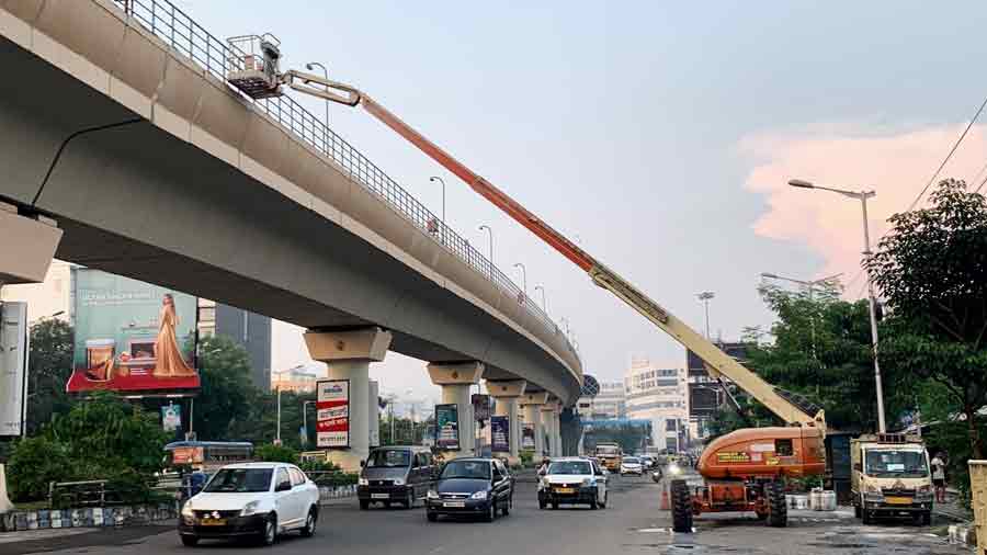Metro work in progress near Ruby, Rabi Thakur More in Kolkata