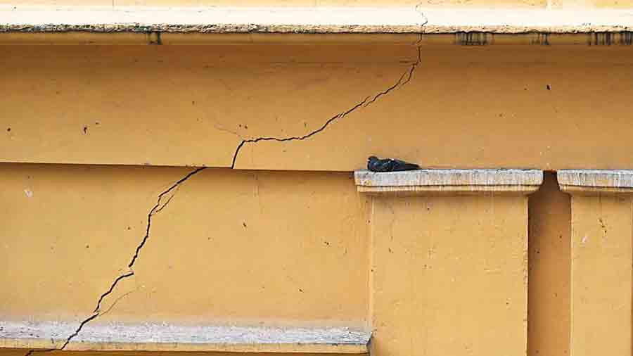 A crack on a building wall in Bowbazar’s Madan Dutta Lane on Friday morning. 
