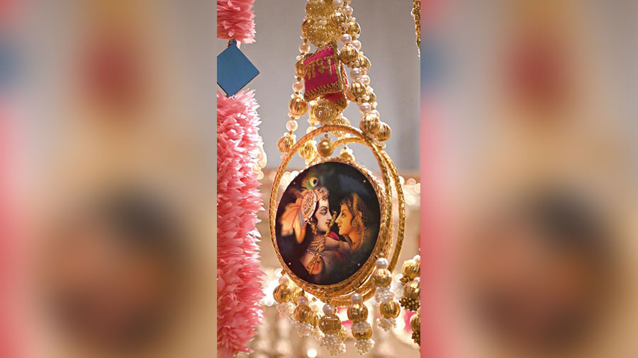 Shringaar stocked traditional decorative items like toran and wall hangings which were high on the bling factor. This wall hanging with the portrait of Radha Krishna will lift any space