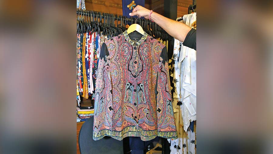 Shoppers also got a chance to ready their winter wardrobe with beautiful pashmina shawls and Kashmiri cape coats and jackets by Taroob from Amritsar. This jacket with intricate embroidery is classy and chic and a must-have for all the dapper men out there