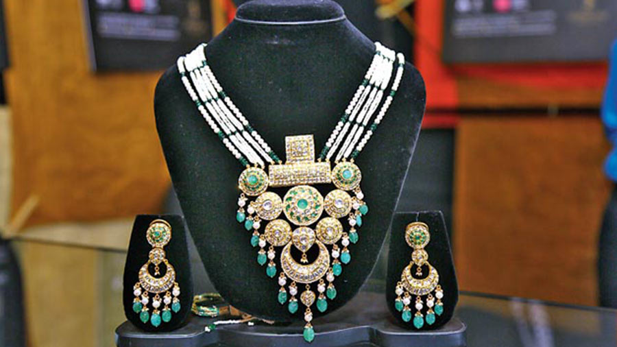 A beautiful green polki set by Siddhachal Jewellers by Romil Jain attracted fashionistas. The brand also had a wide range of earrings, rings, women’s bracelets and chandelier earrings made with natural diamonds and 18-karat gold