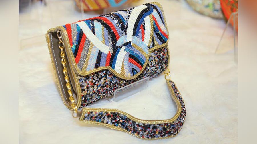 Bling a ding! A stylish, sequinned clutch bag which will go best with both ethnic and western wear from Trendy Fashion. They also had a wide display of potlis, purses and clutches