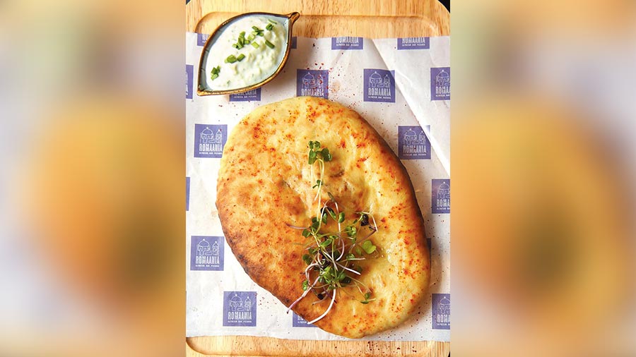 Flatbreads are worth a mention! Stuffed with cheese and onions, these are great to munch on and comes with four stuffing options, prawns being one