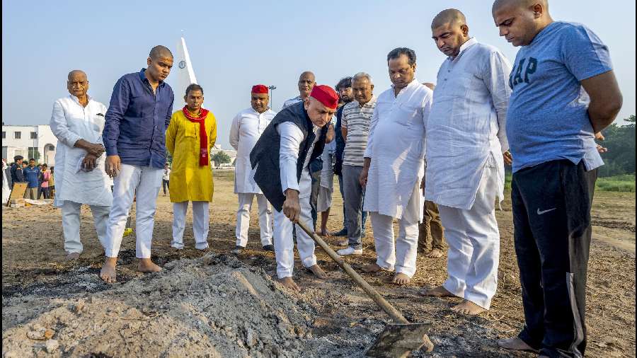 Akhilesh Yadav collects ashes at the cremation site of late Mulayam Singh Yadav at Saifai in Etawah district on Saturday