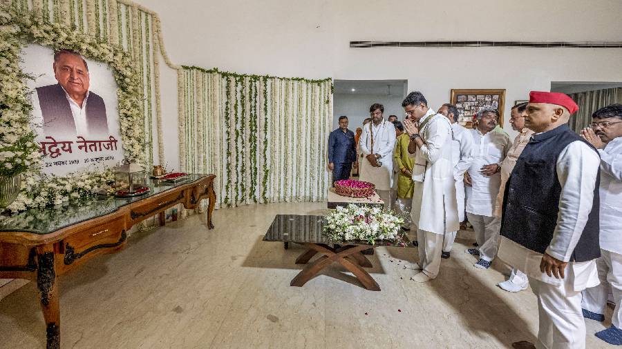 Sachin Pilot along with Akhilesh Yadav offers tribute 