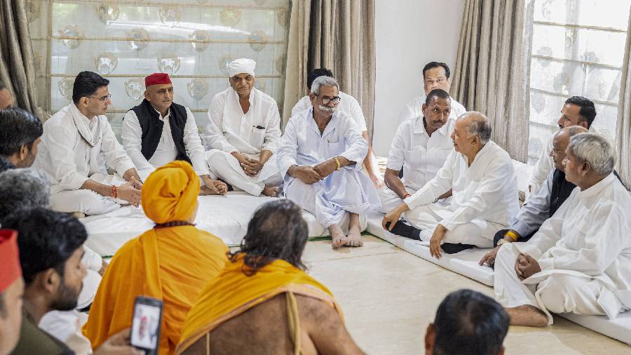 Sachin Pilot along with Akhilesh Yadav and others during a prayer meeting to offer tribute to the late Samajwadi Party founder