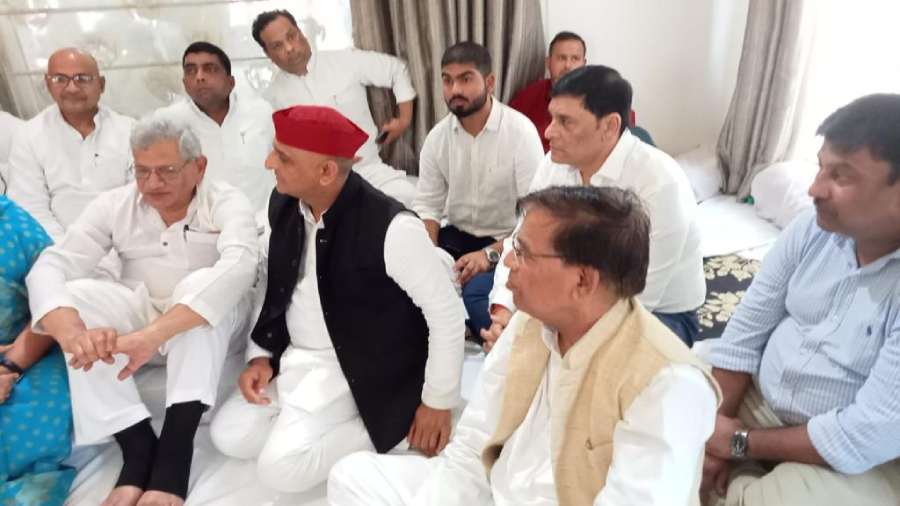  Sitaram Yechury with Akhilesh Yadav at the latter's house to pay tribute