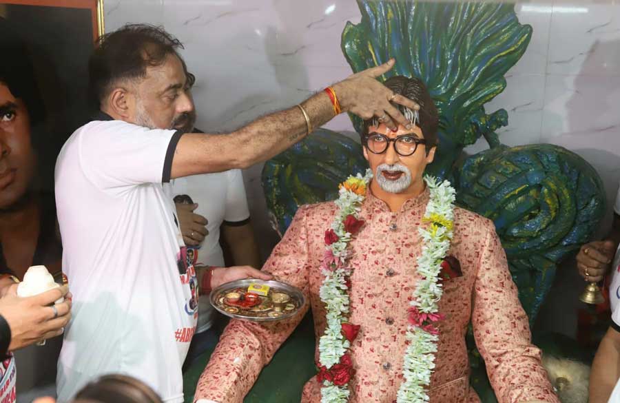 Members of the All Bengal Amitabh Bachchan Fans' Association celebrated Big B’s birthday on October 11, Tuesday 