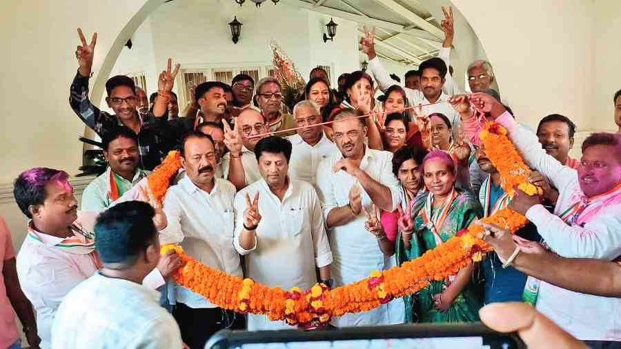 Former Congress minister Sunil Kedar and party workers celebrate panchayat samiti election victory.