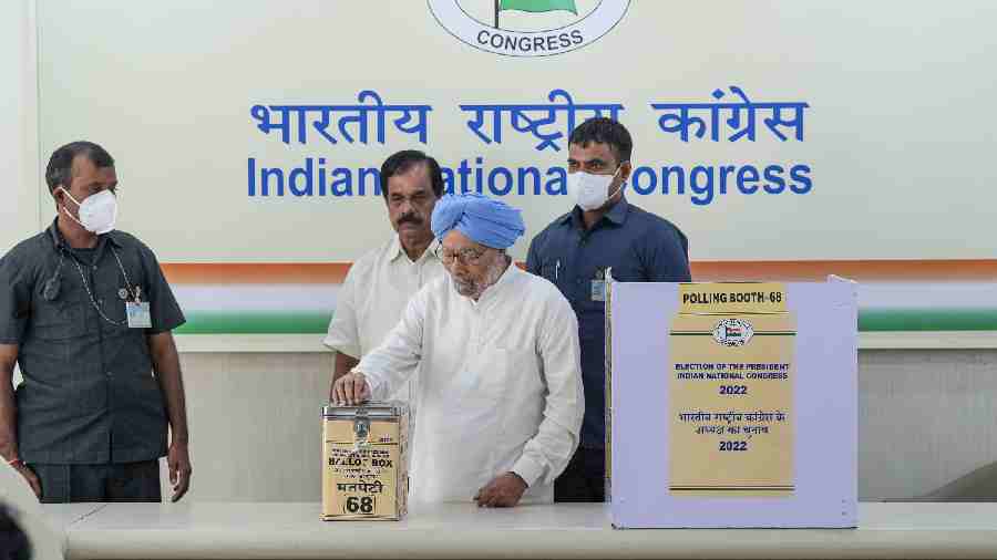 Former Prime Minister Manmohan Singh casts his vote for Congress party's Presidential election at AICC headquarters, in New Delhi. 