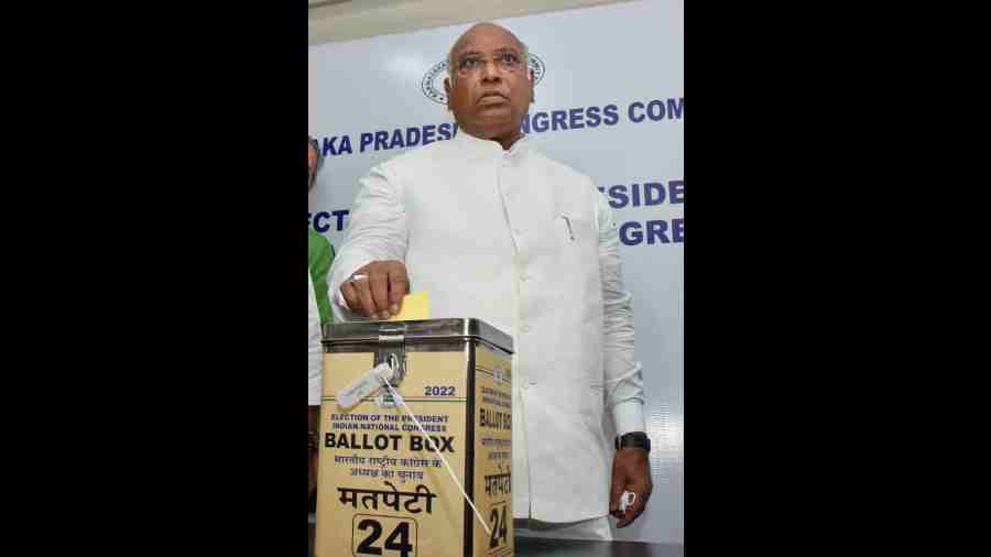 AICC Presidential candidate Mallikarjun Kharge casts his vote at the KPCC office, in Bengaluru