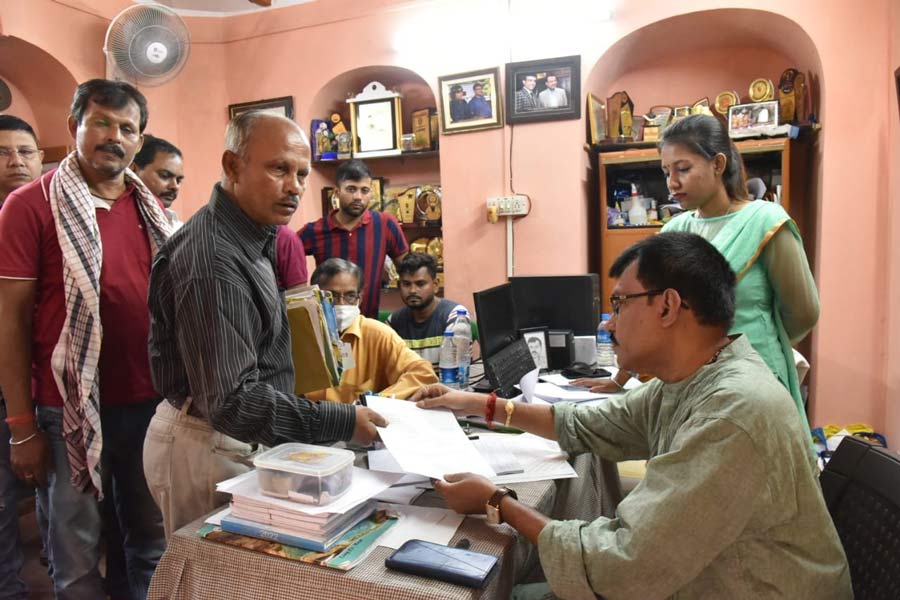 Biswarup Dey, councillor of ward number 48 in Bowbazar, on Monday distributed compensation forms among residents and traders of the area who were affected by the East-West Metro tunnelling work. The West Bengal government had asked Kolkata Metro Railway to compensate families whose houses had developed cracks with Rs 5 lakh each within a month.
