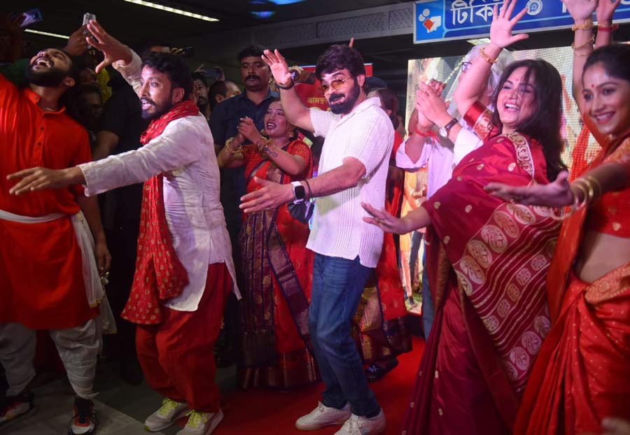 Prosenjit Chatterjee shakes a leg at the Esplanade Metro Station during the music launch of his upcoming film with Rituparna Sengupta ‘Prosenjit Weds Rituparna’. After recent hits like ‘Praktan’ and ‘Drishtikone’, the hit pair of the ’90s is coming together for Samrat Sharma’s film.