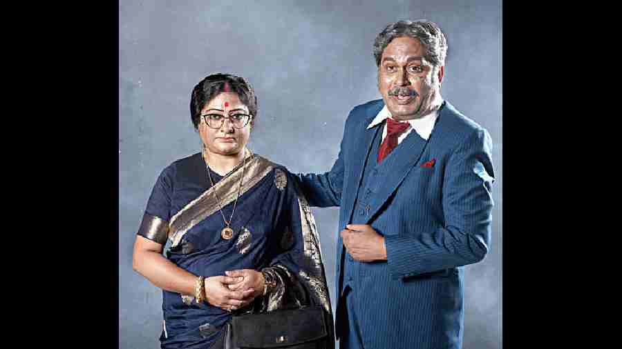 B.P. Halder and Swapna Halder, played by Sandip Bhattacharya and Jhulan Bhattacharya |He is an eccentric businessman who arrives at Ballabhpur to bid for the property, with his ever-sceptical wife Swapna, and his awe-struck daughter Chanda. B.P. Halder is an enthusiastic soul, who is always curious to learn new things. Swapna is completely opposite to her husband and suspicious of even the little things.