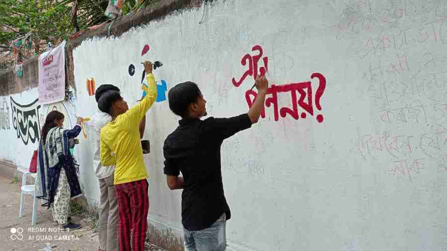 Volunteers of Swayam, an NGO, paint a graffiti in Maheshtala on Sunday as part of their fight against dowry