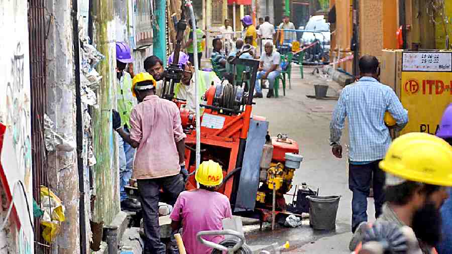 Engineers suggest techniques to arrest water seepage and resume tunneling in Bowbazar