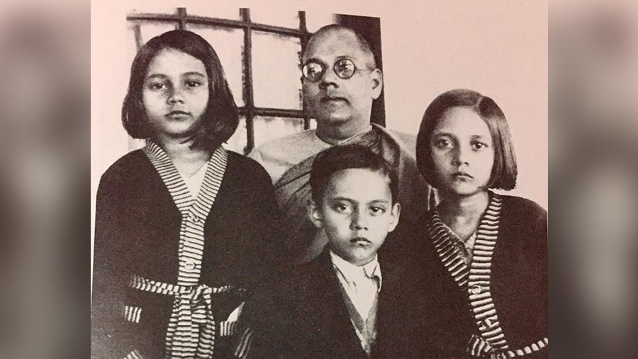 Roma Ray (left) with her father Sarat Chandra Bose and her siblings Chitra and Subrata