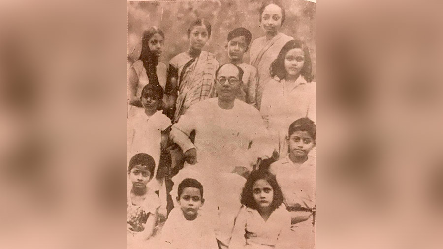 Roma (standing to the right, in a collared dress) with siblings, cousins and Rangakakababu Subhas Chandra Bose