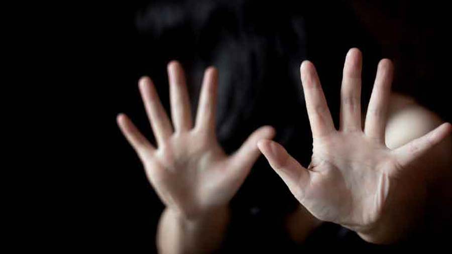 झारखंड : महिला से रेप की कोशिश, विरोध करने पर लगाई आग, RIMS में चल रहा इलाज - Jharkhand: Woman tried to rape, set on fire for protesting, undergoing treatment in RIMS