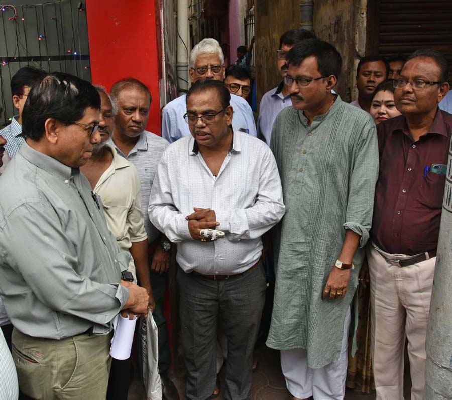 Kolkata Municipal Corporation councillor Biswarup Dey with KMRC officials at Madan Dutta Lane where several houses developed cracks due to the East-West Metro project tunneling on October 14